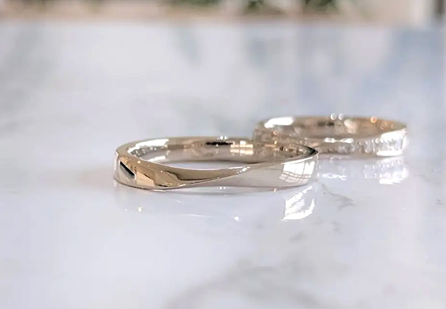 ホワイトゴールドの結婚指輪の魅力とデザインについて｜鶴