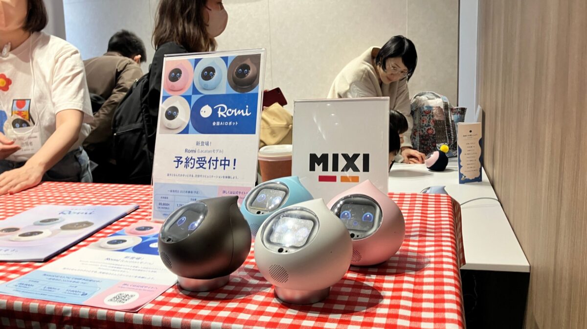会話AIロボットRomi（ロミィ）とおしゃべり体験 【出展：株式会社MIXI