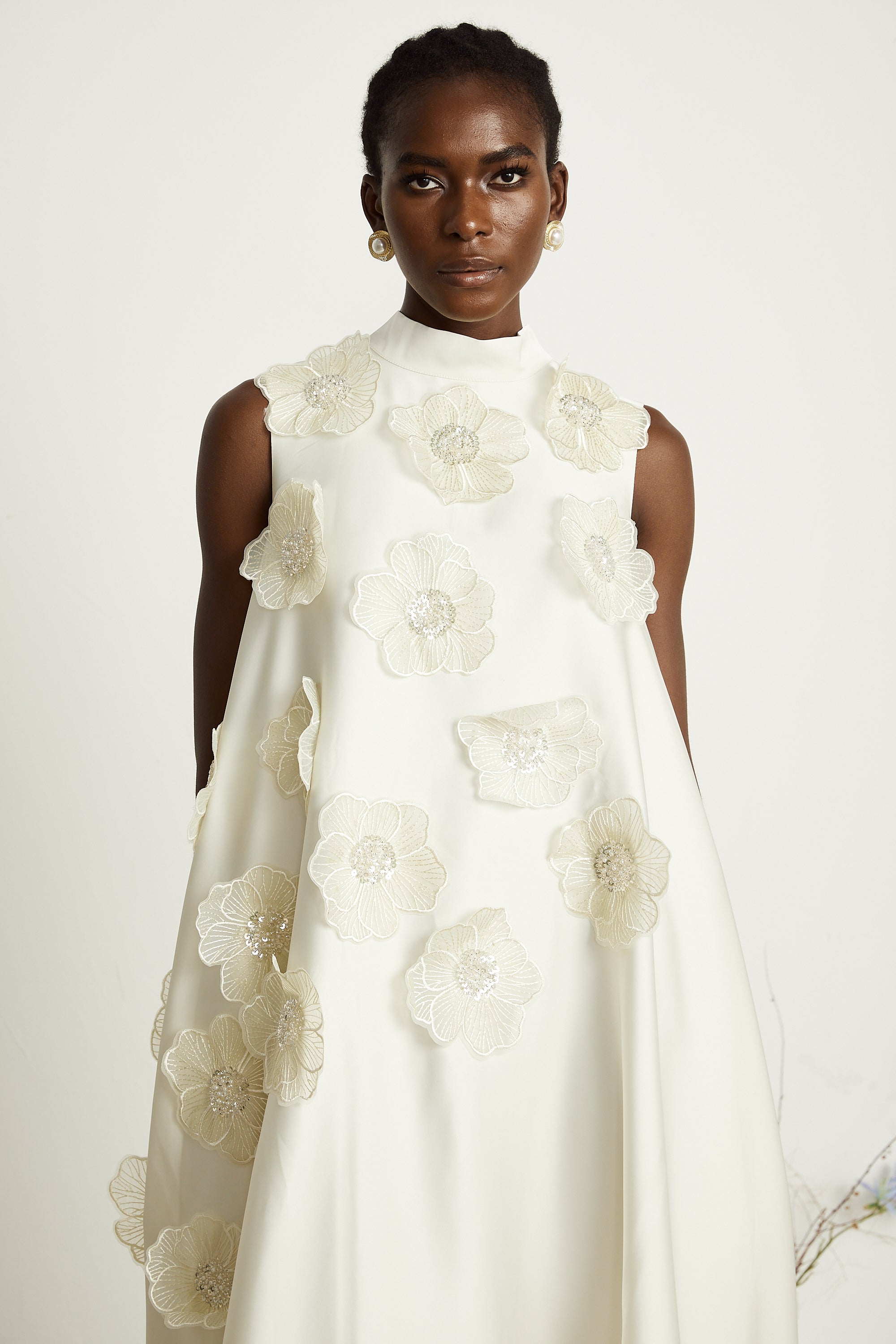 Émilie sleeveless floral-applique midi dress in White