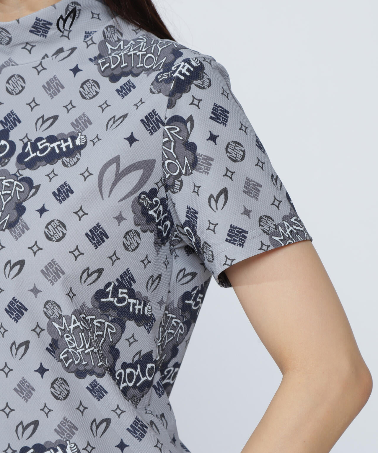 ナイロンハニカムトリコットふきだしプリント半袖ハイネックカットソー