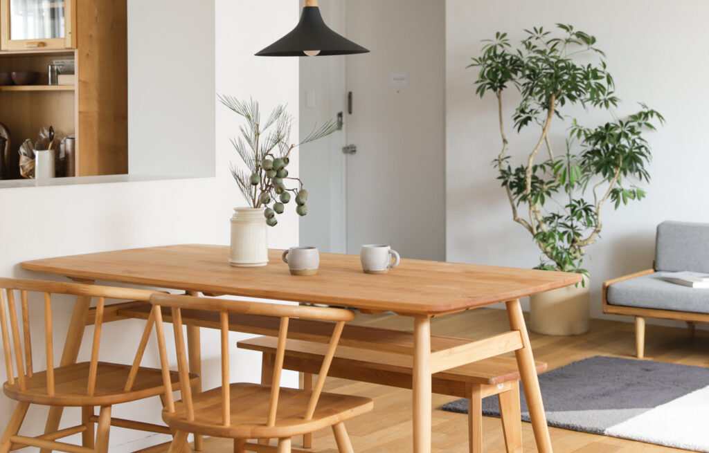 厚みで印象が変わる、アルダー材のテーブル - MOMO NATURAL