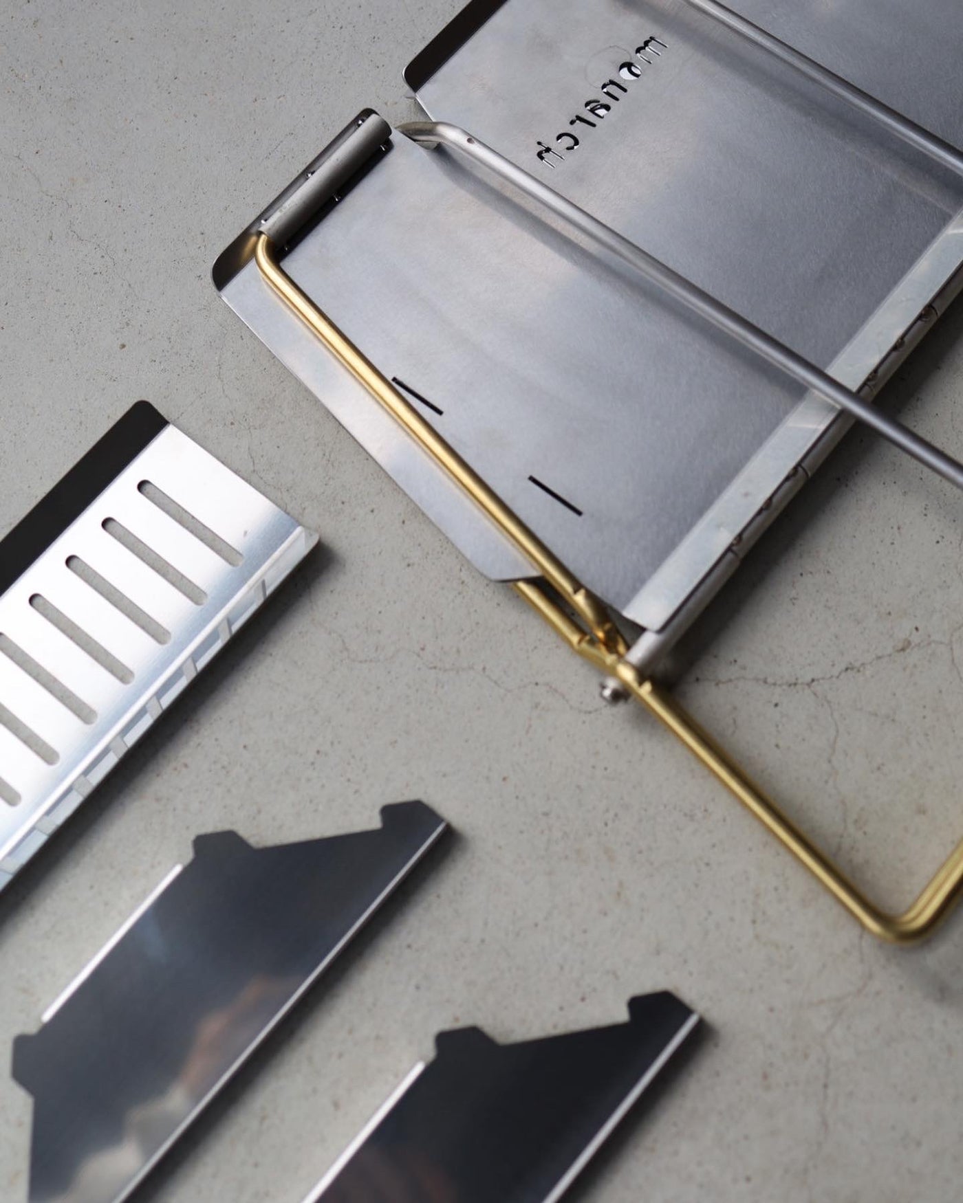 monarch fire base 真鍮×ステンレスのワンタッチ焚き火台 – monarch works