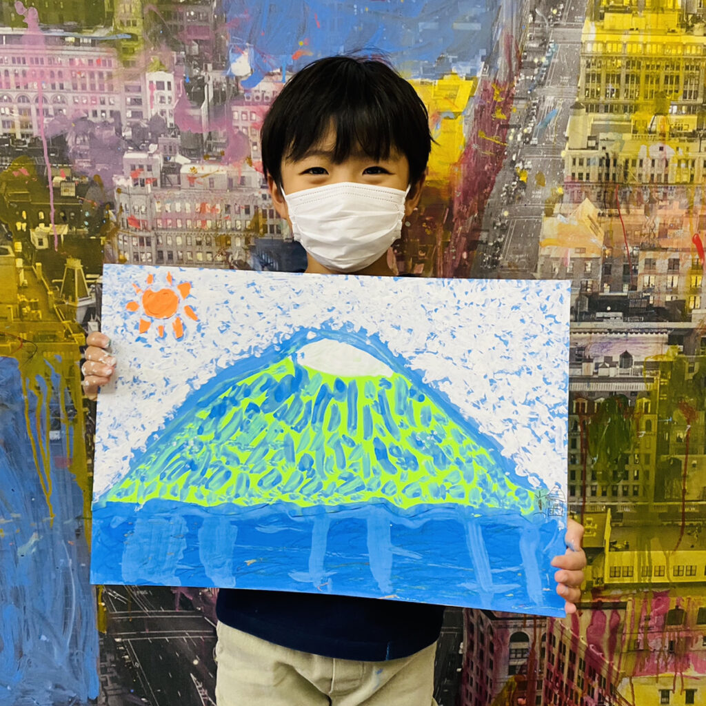 草間彌生さんの「富士山」をこどもたちが描きました！ネオンカラー