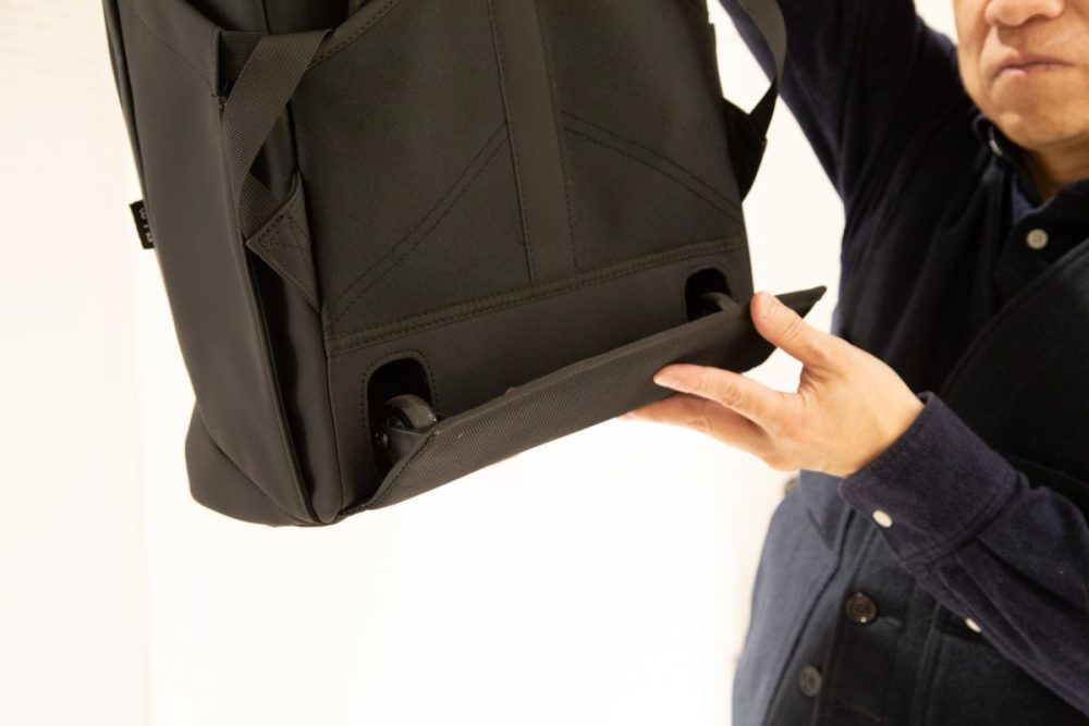 背負えるスーツケース】キャスター格納式で「キャリー→リュックに瞬間