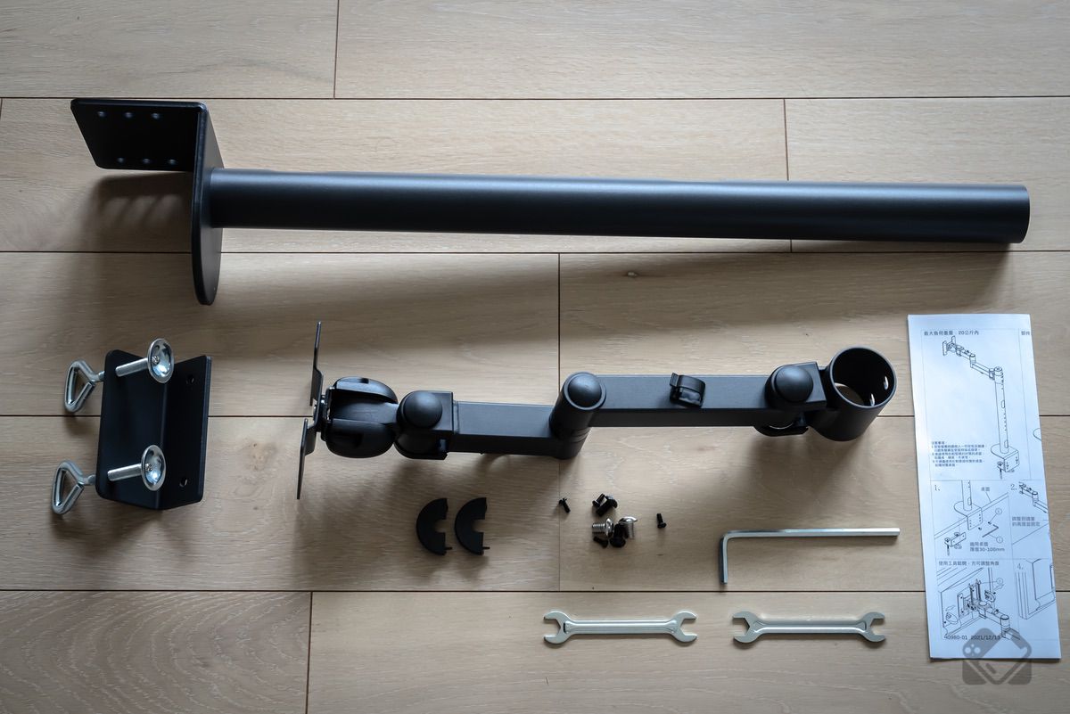 LINDY製のカメラ俯瞰撮影用アームとモニターアームでデスク環境を整え