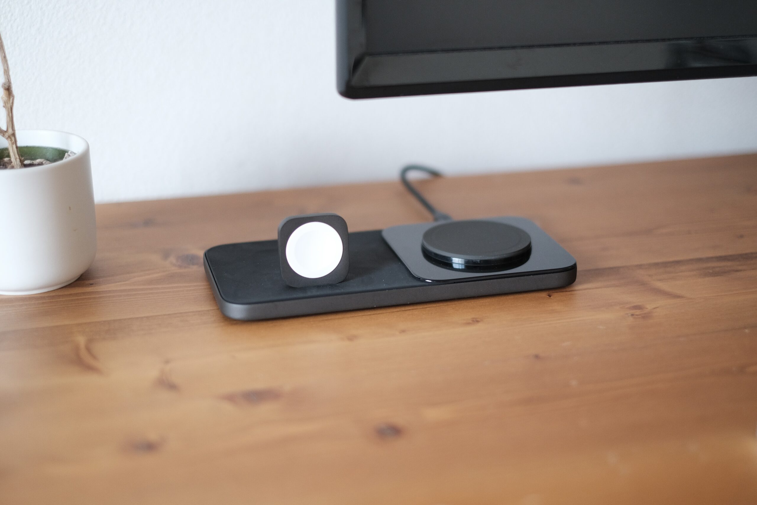 デザインが完璧すぎる充電パッド、NOMAD Base One Max - monotion