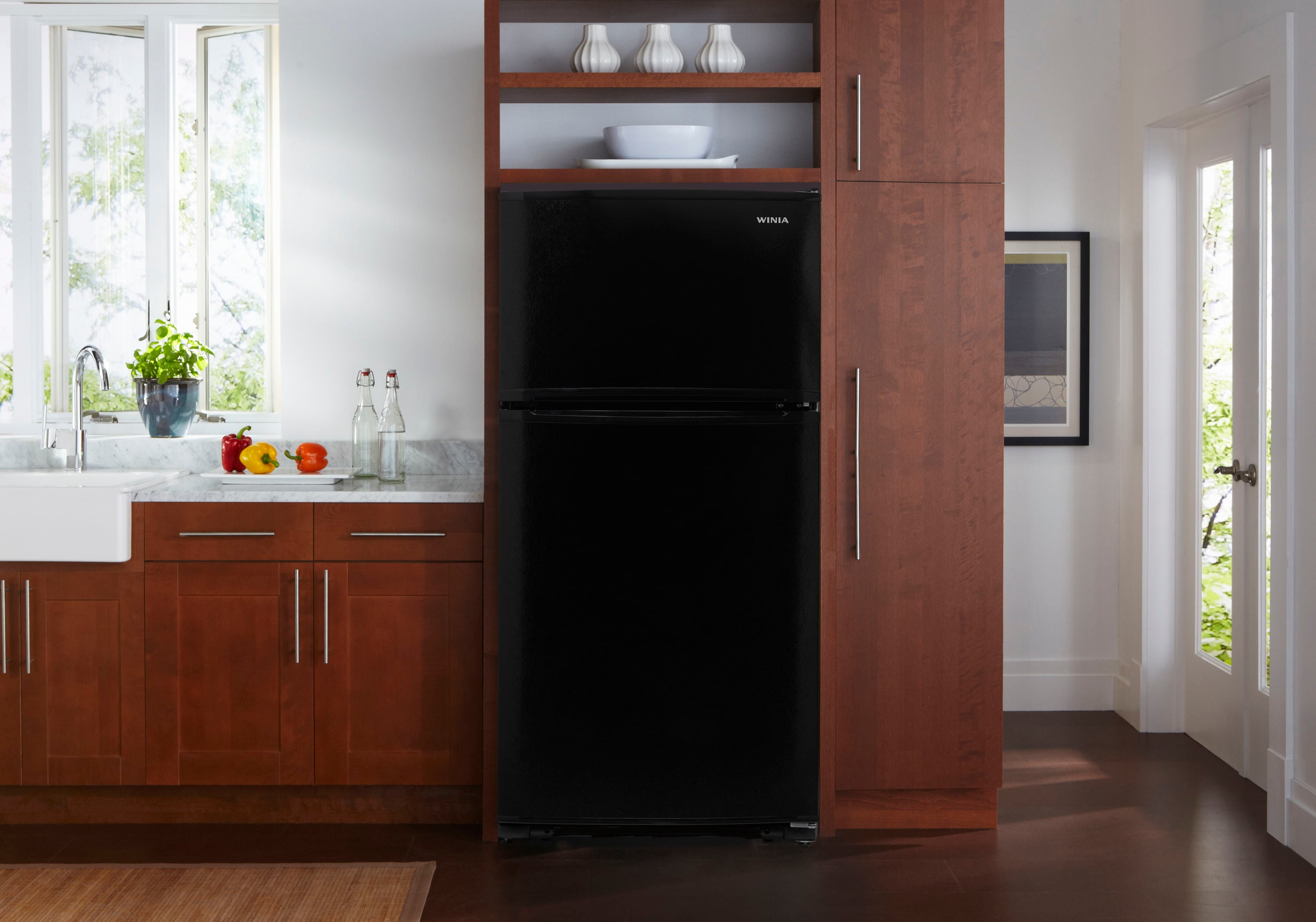 Winia 18.18-cu ft Top-Freezer Refrigerator ( Black ) Garage Ready