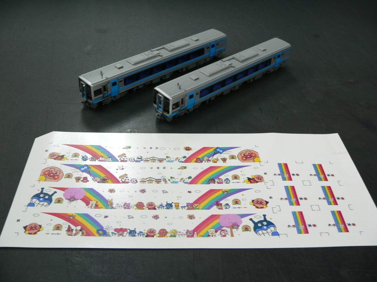 カトーのJR四国2000系にR工房さんの宇和海アンパンマン