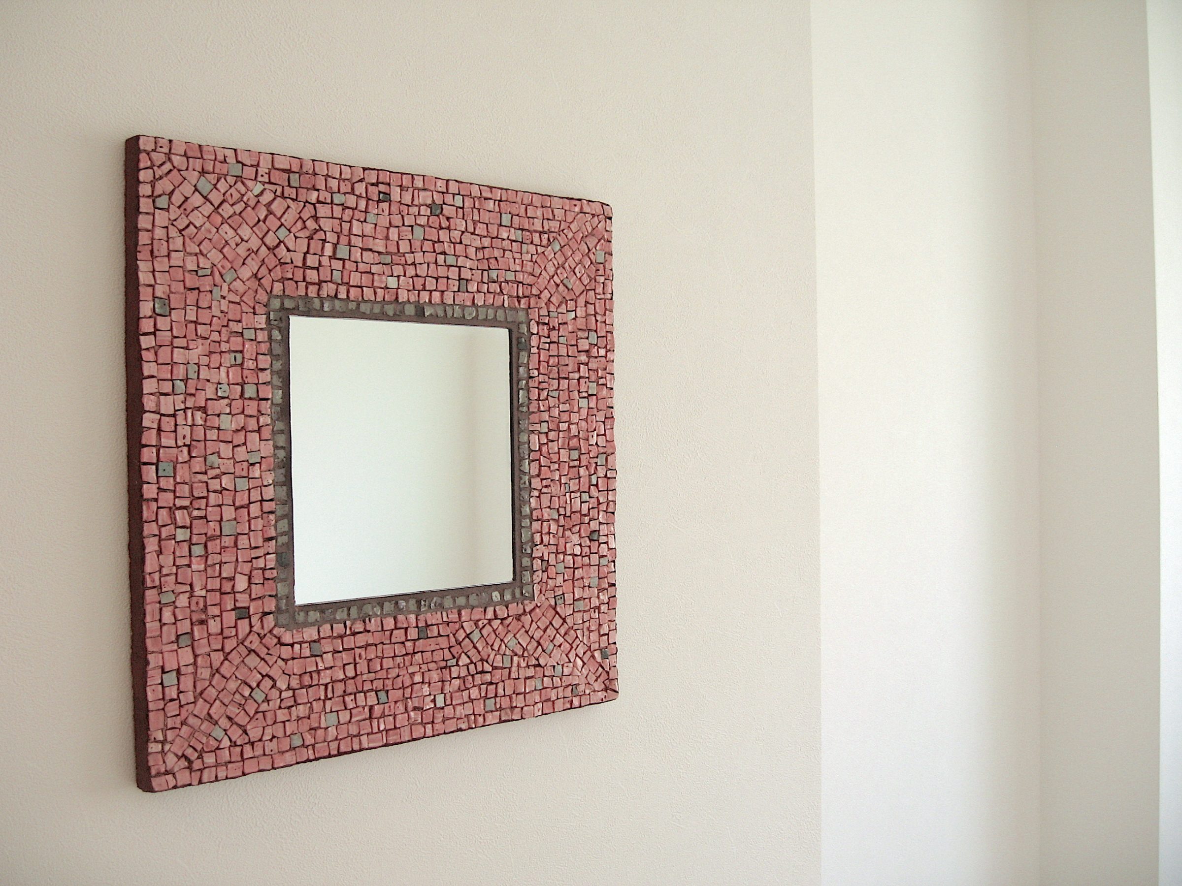 壁を飾る装飾ミラー – ナホミモザイコ