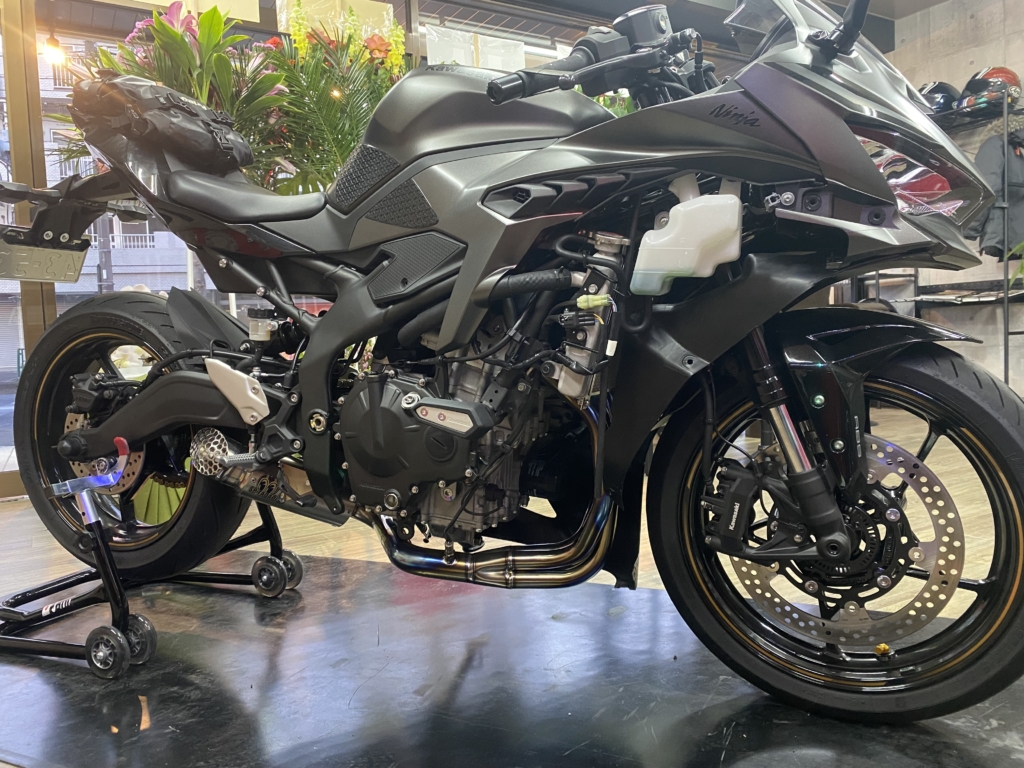 ZX-25R SP忠男 パワーボックス マフラー＆ヨシムラ バックステップ交換