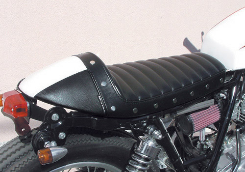 注目のパーツ…ナイトロヘッズ／スタッド タックロール カフェシート 黒