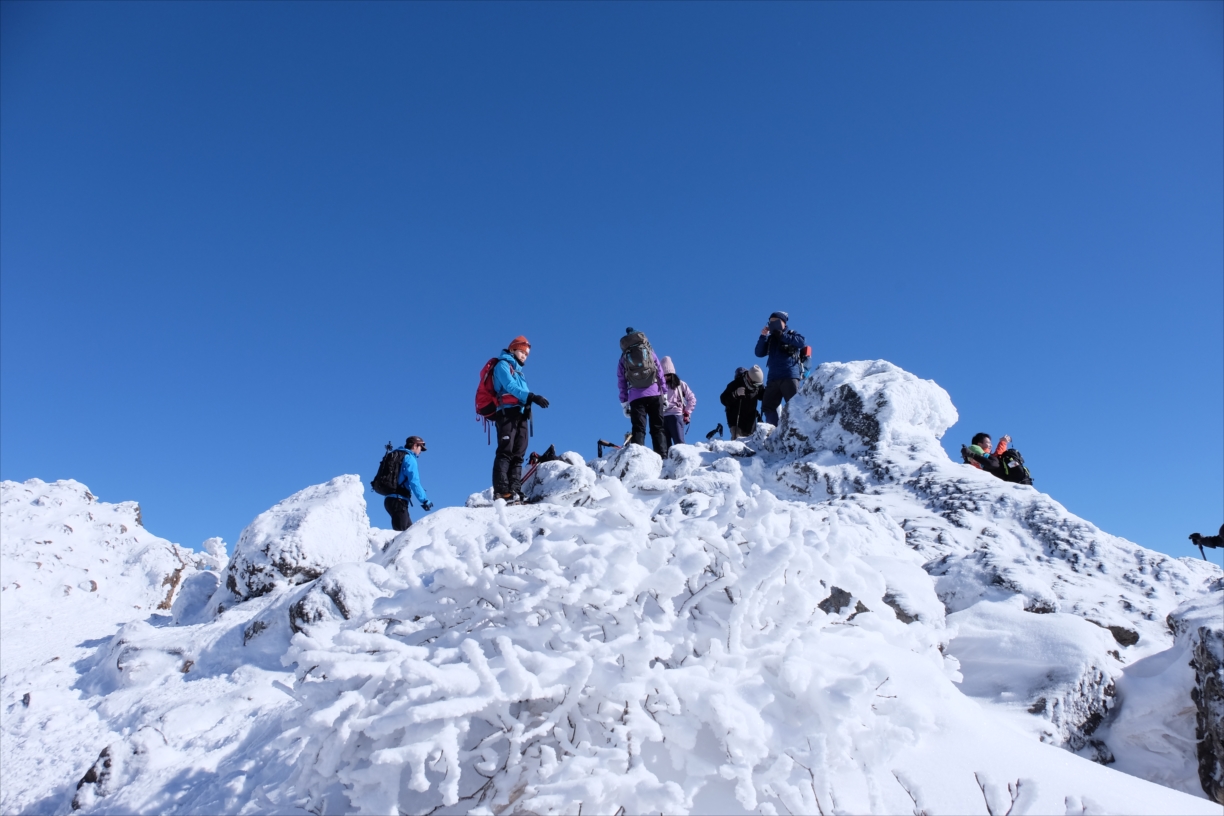 初心者向け】厳冬期に日帰りで登れる雪山5選 - 静かな山の頂へ