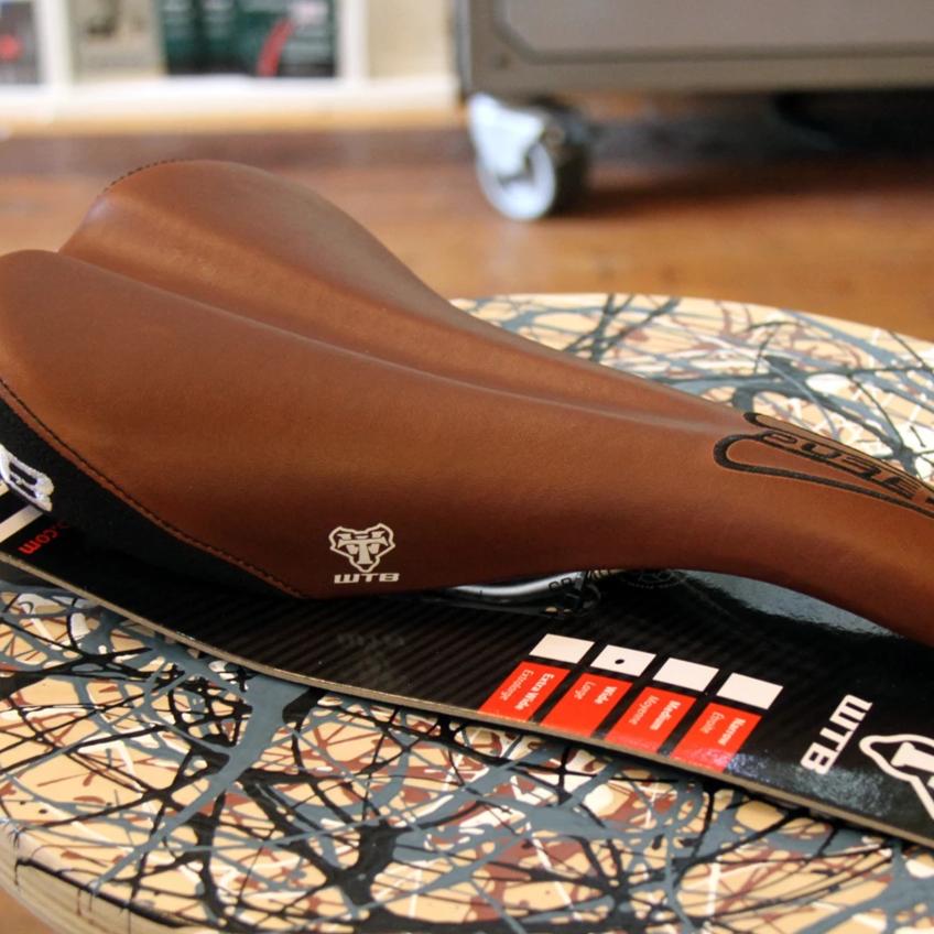 Pure V race saddle BL special (BROWN) – BICYCLE STUDIO MOVEMENT