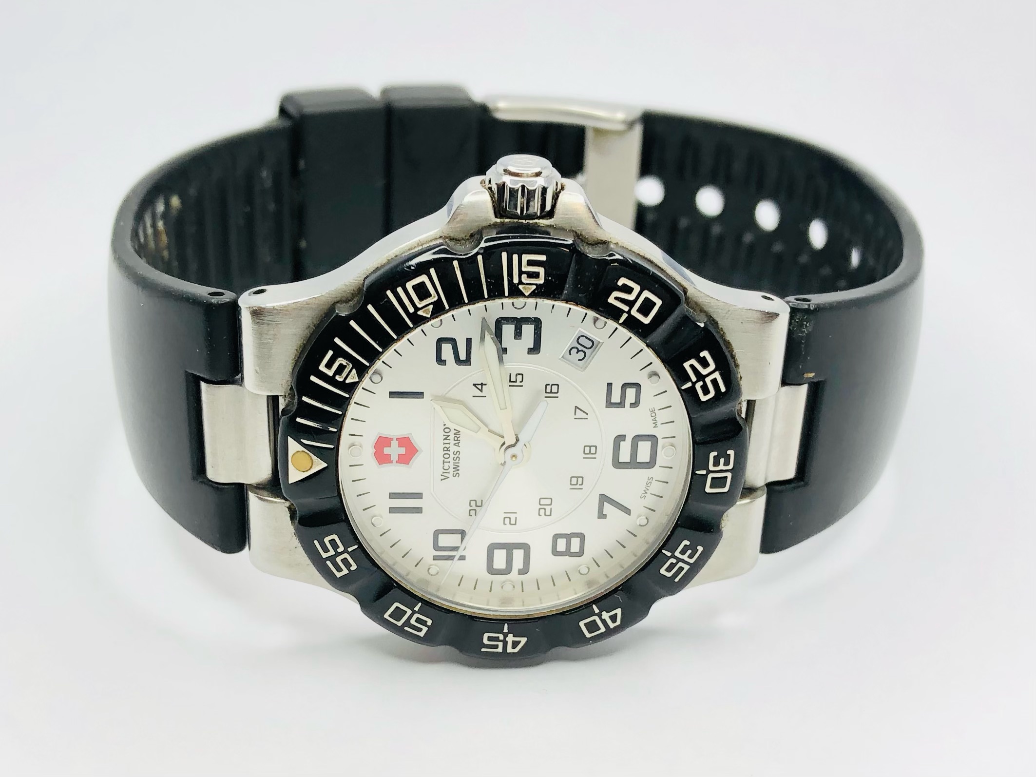 VICTORINOX ビクトリノックスの電池交換 | 時計修理のMr.BOB 事例ブログ