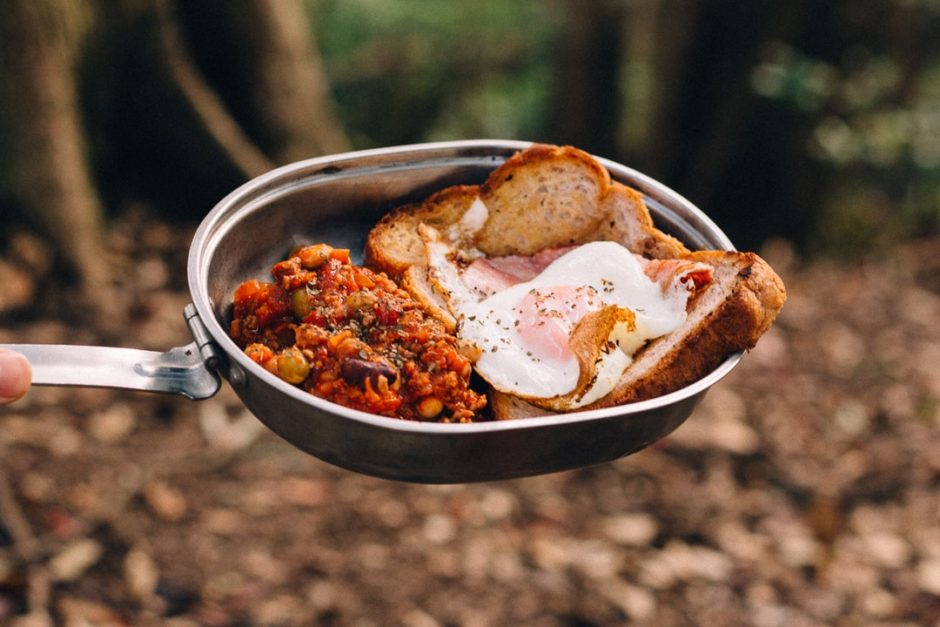 ストームクッカーで炒めて、煮て、焼いて。ワイルド野営メシ