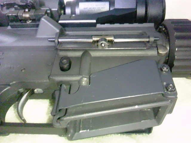 素早いマガジンチェンジが可能な「レディマグ」をM4に装着した