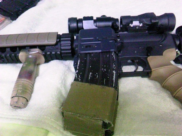 素早いマガジンチェンジが可能な「レディマグ」をM4に装着した