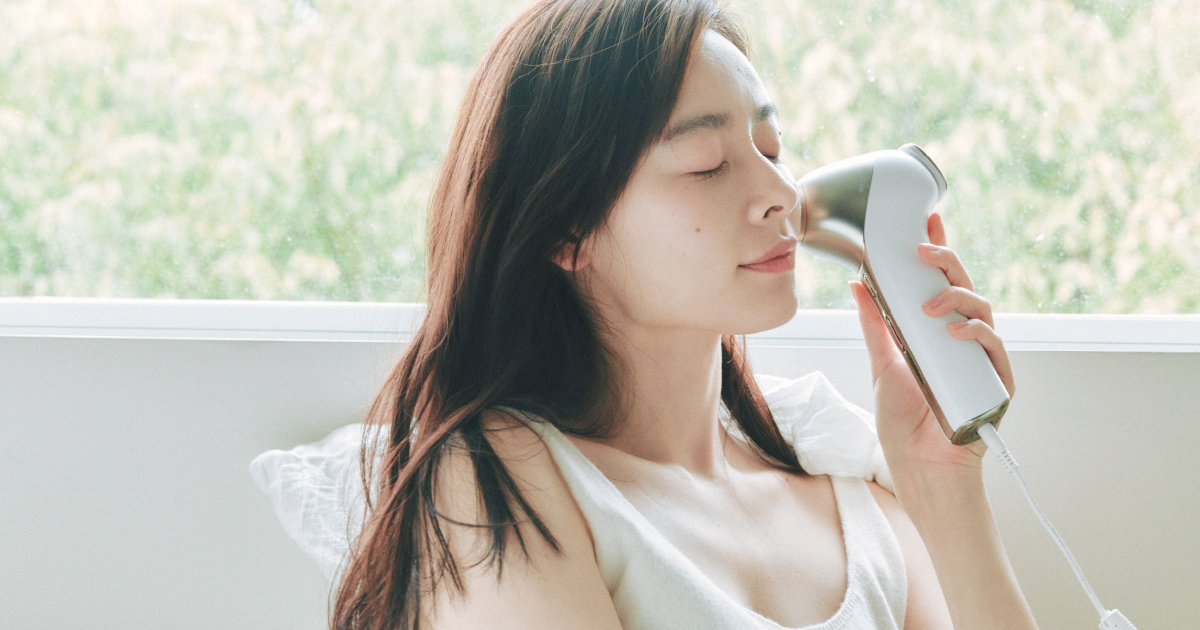 フォト×EMSのWリフト*¹”で話題の光美顔器。3年の開発期間を経て完成