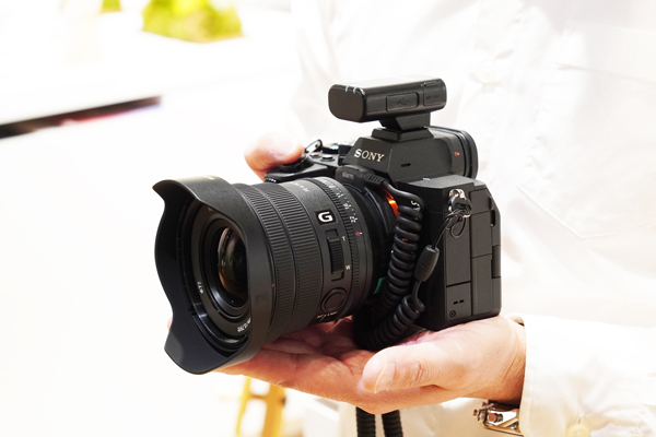 この『軽さ』は、欲しくなるから持っちゃだめなレンズでした！ソニー