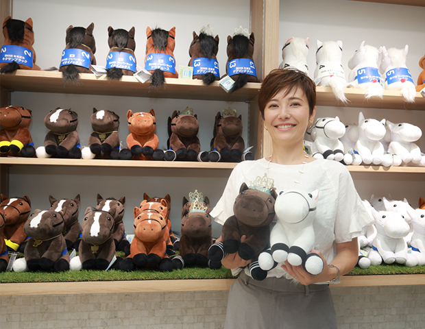 大人気のアイドルホースぬいぐるみシリーズに込められた競馬愛 | 中央