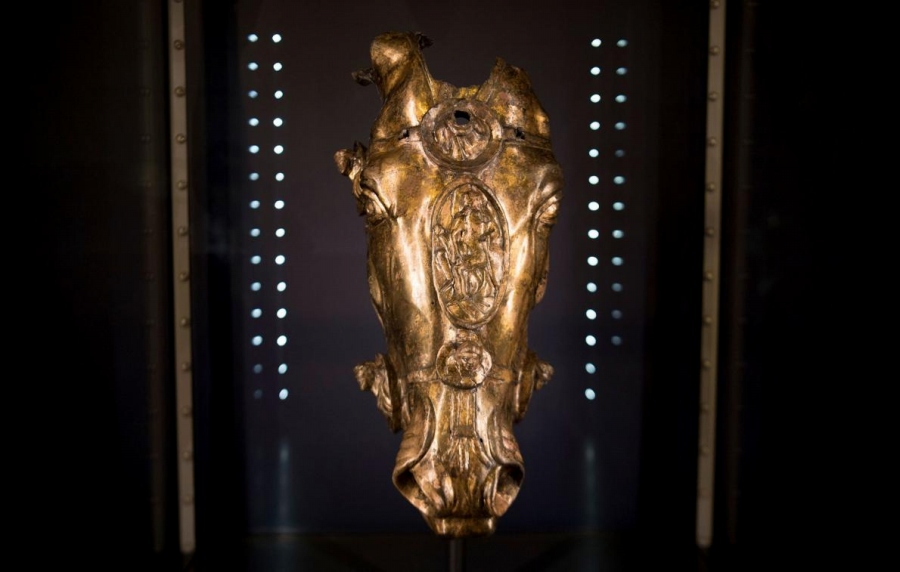 黄金の馬頭像を初公開、古代ローマの辺境で出土 | ナショナル ジオ