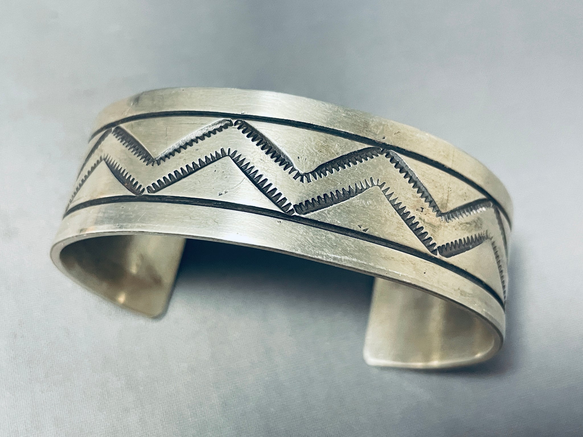 Fabulous Zig Zag Native American Navajo Sterlng Silver Bracelet