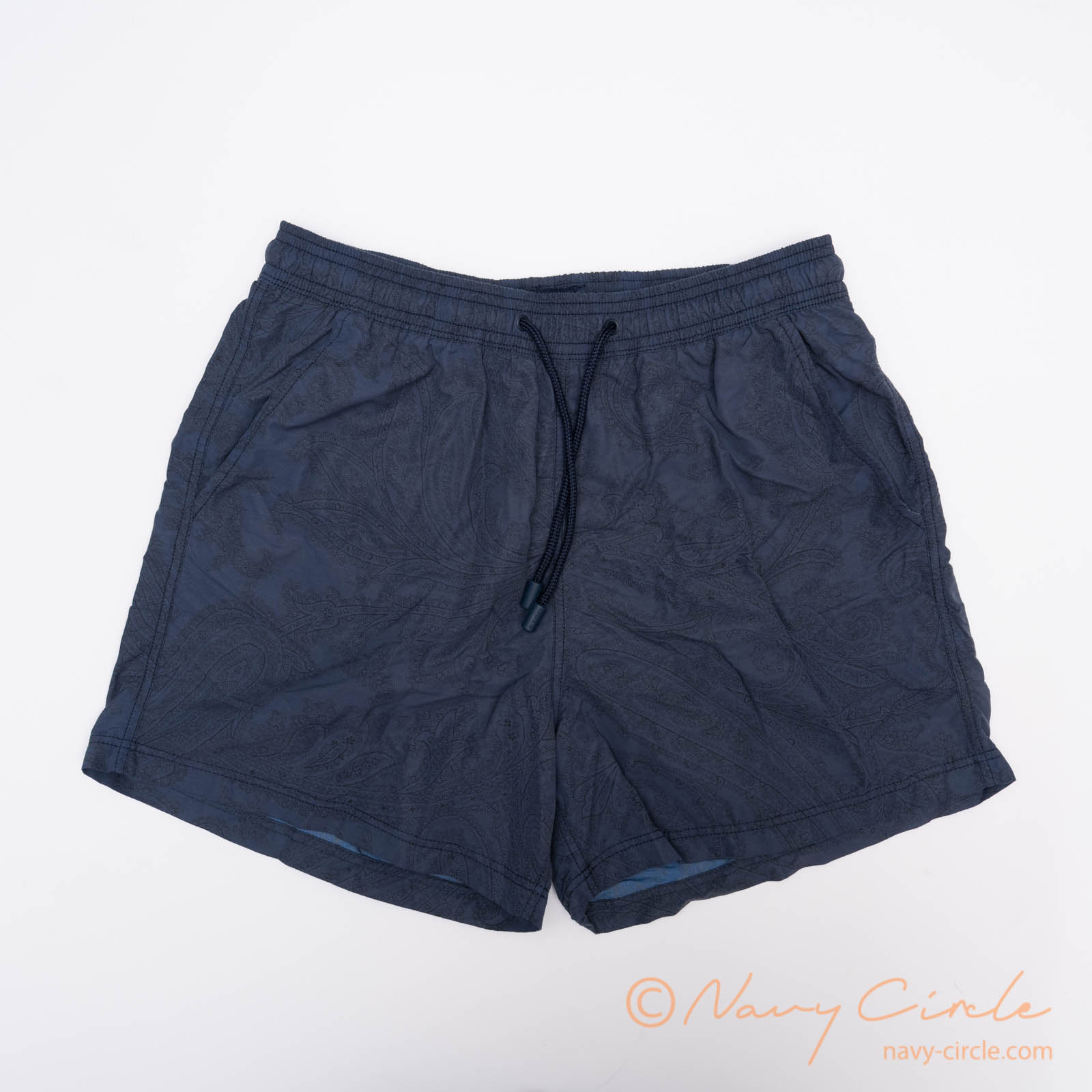 トーンオントーンのシックなペイズリー。Etroのメンズスイムウェア