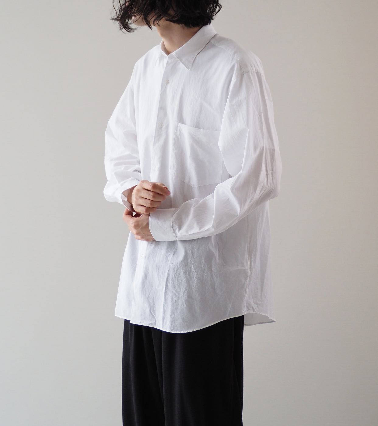 COMOLI コモリシャツ, White – Navyblue