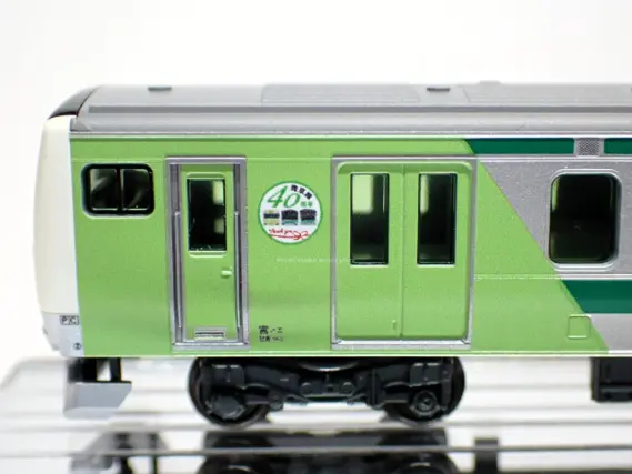 E233系7000番台 埼京線開業40周年記念ラッピング 先頭車（ハエ117編成