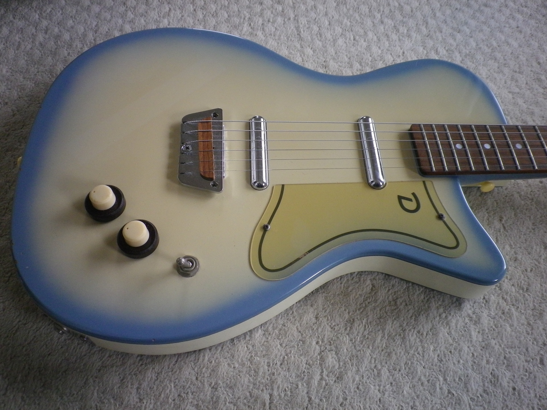 どことなく玩具っぽいDANELECTDROシングルカッタウェイ・モデル