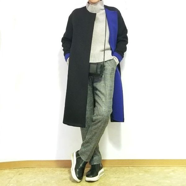 ロイヤルブルーが効いている黒いノーカラー100丈コート | 50代からの