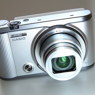 カシオ「EXILIM」、19mm～95mm相当の広角ズームレンズ搭載「EX-ZR4000