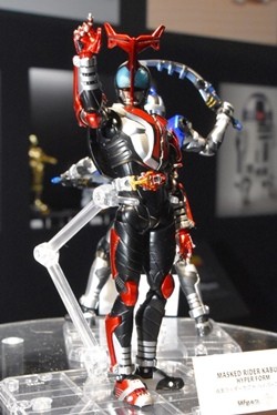 ハイパーキャストオフ! 仮面ライダーカブトハイパーフォームが真骨彫に