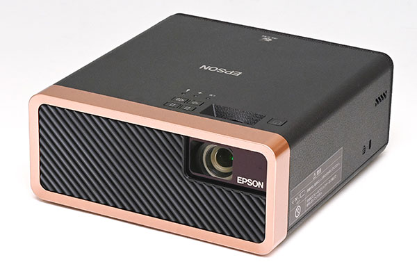 プロジェクターの“面倒”を一掃、エプソン「EF-100」レビュー | マイ