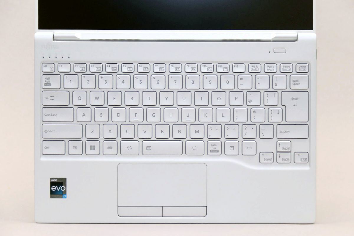 富士通の14型ノートPC「LIFEBOOK UH90」レビュー - 800g台で長時間