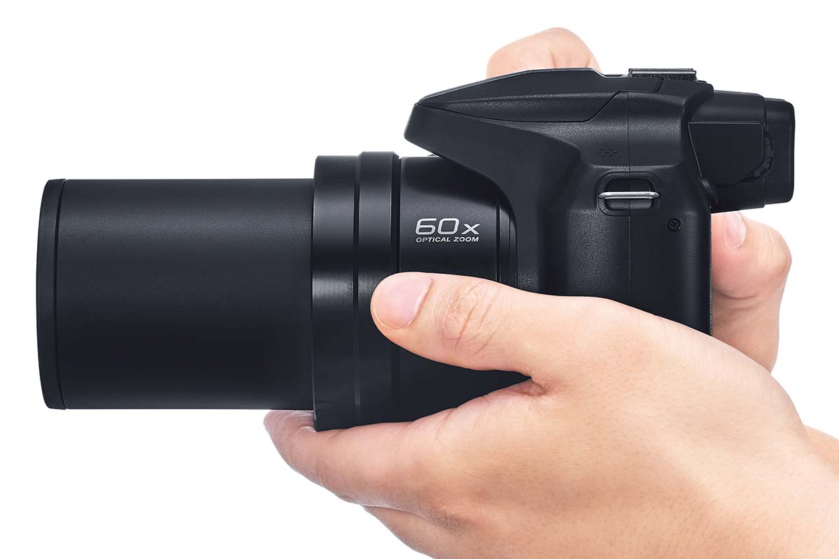 パナソニック、光学60倍ズームデジカメ「LUMIX FZ85D」 EVFや充電