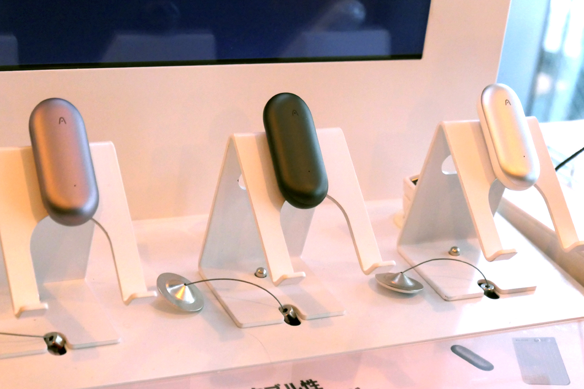 自由に装着できる、“ウェアラブル”な小型AIボイスレコーダー「PLAUD