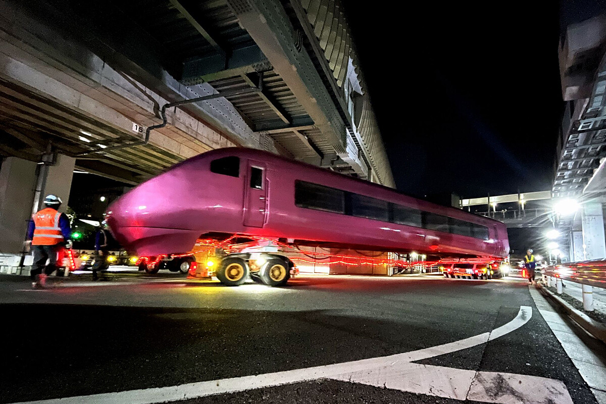 JR西日本681系「サンダーバード」廃車両、京都の廃線高架上に設置