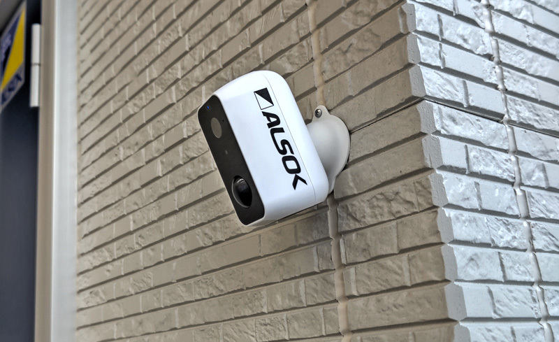 電源・配線工事不要!? - 簡単に屋外へ設置できる防犯カメラで手軽に