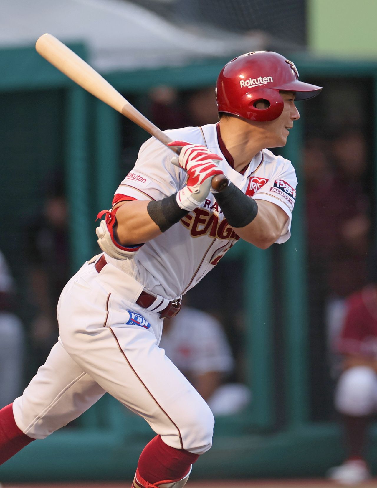 目に涙浮かべセンター前ヒット 今季限りで引退の岡島豪郎 持ち味の