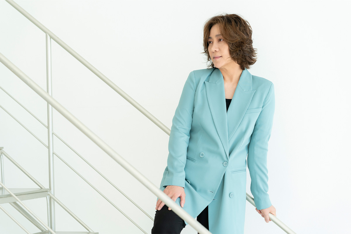 世界を駆け抜ける指揮者、西本智実 デビュー・アルバムから最新作まで