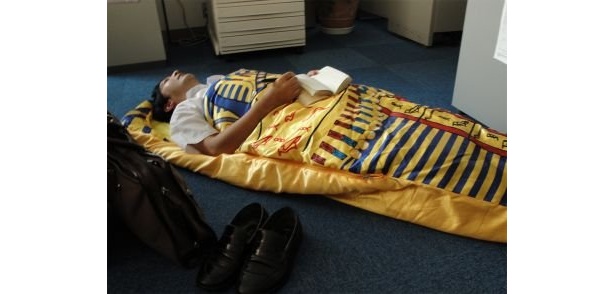 ネットで超話題の「ツタンカーメン寝袋」が再販決定｜ウォーカープラス