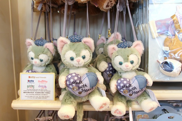 大きな“抱きまくら”にシェリーメイが仲間入り！ダッフィー最新グッズを