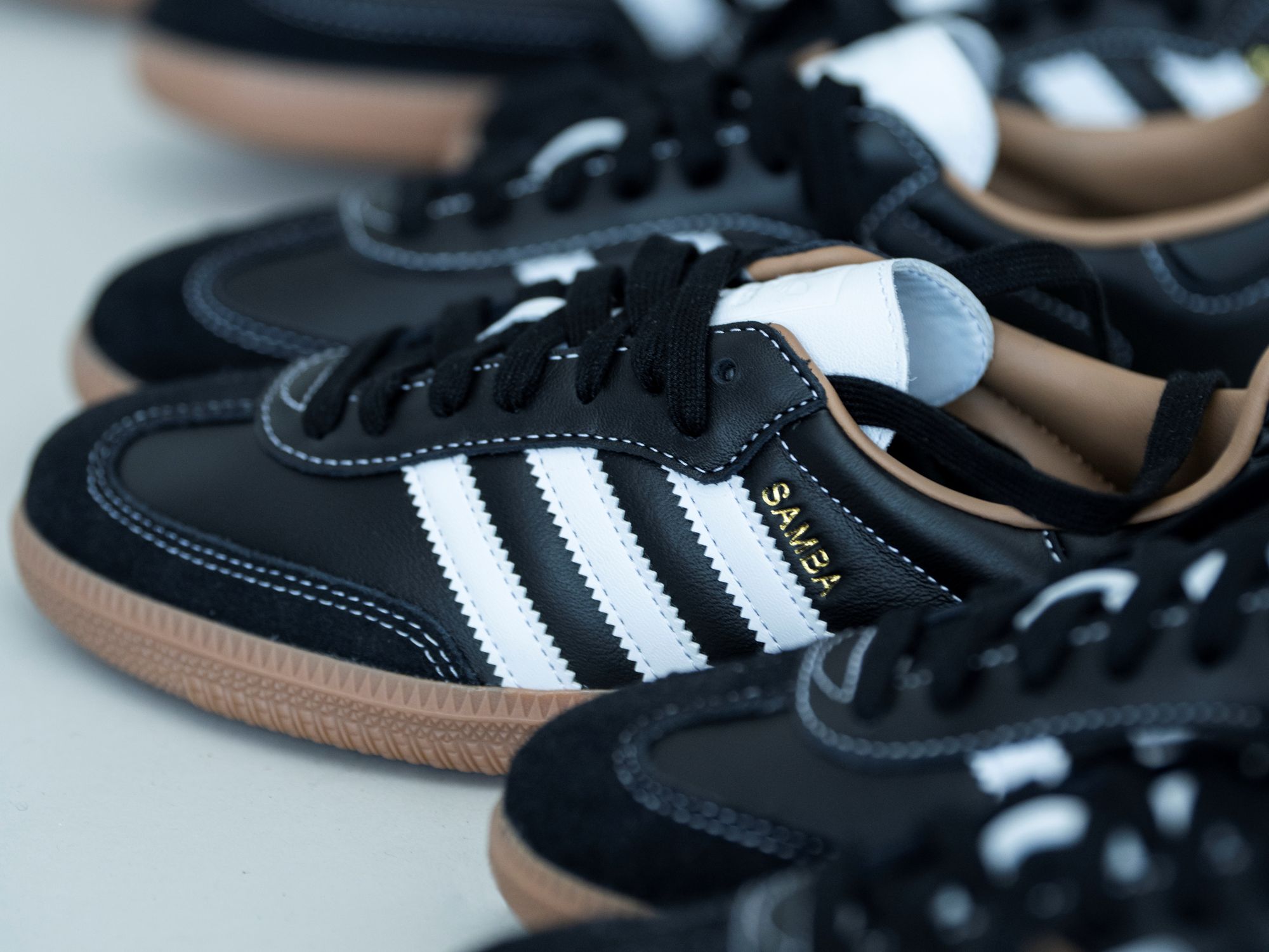 アダム エ ロペ × アディダス オリジナルス、ブラックレザー仕様の