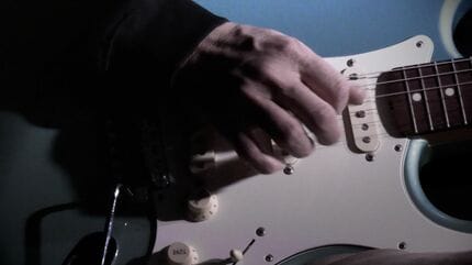 YOASOBIのサポートG.“AssH” 絶賛「民家の2階から世界中のギタリストに