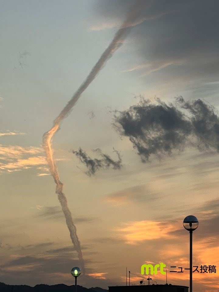 えっ？？竜巻？」夕暮れに怪しい「くの字」の長い雲出現 | MRTニュース