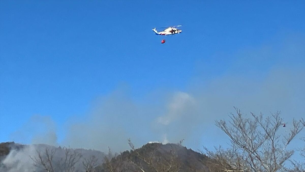 扇山の山林火災 ヘリが上空から消火活動を再開 火は最も近い住宅まで
