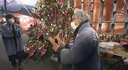 冬空に響く縁起物売る呼び込みや三本締め…商売繁盛や五穀豊穣を願う