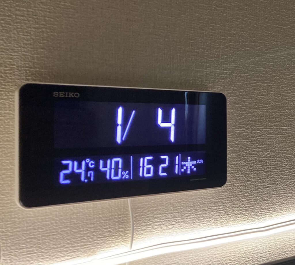 70色に光るSEIKOのデジタル電波時計「DL208W」が最高だった話｜壁掛け