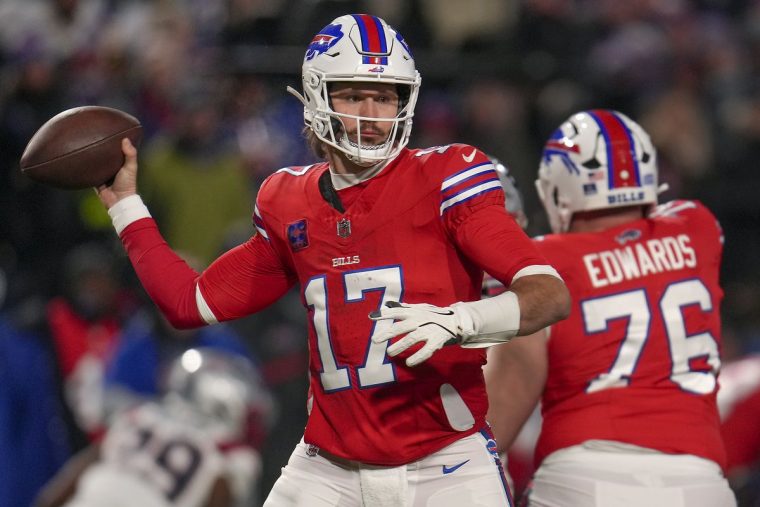 手を骨折した状態でMVP級の活躍を見せてきたビルズQBアレン | NFL